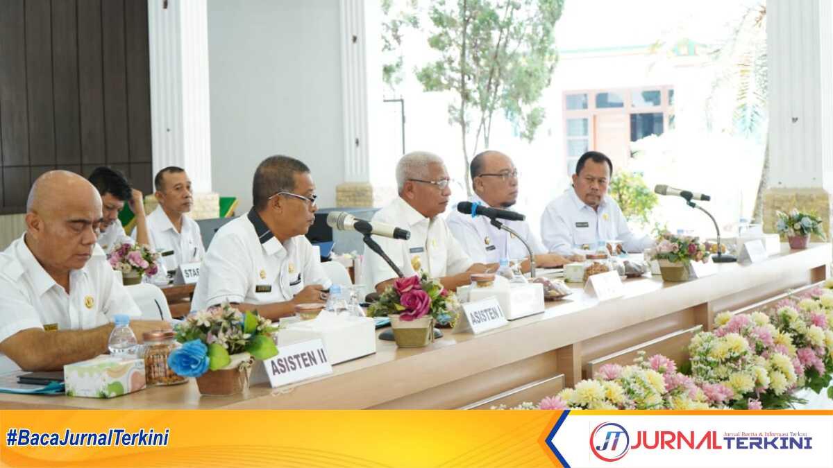 rakorpem Asahan (1) Bupati Asahan H Surya memimpin Rapat Koordinasi Pemerintahan April 2023 di Pendopo Rumah Dinas Bupati Asahan, Rabu (10/5/2023). (Foto istimewa)