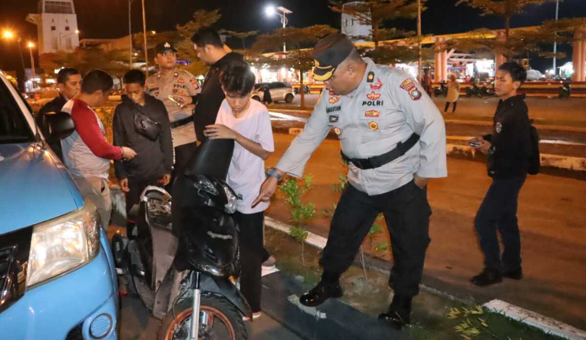 razia polres Karimun Personel Polres Karimun merazia anak-anak muda yang mangkal di pinggir jalan Coastal Area dalam razia yang digelar Sabtu (20/5/2023). (Dok. Humas Polres Karimun)