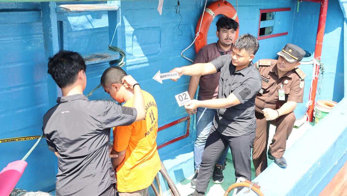 AA merekonstruksi ulang pembunuhan di atas Kapal KM. Samudra GT.30 NO.2143/GGE di dermaga Pelabuhan Penagi, Selasa (23/5/2023). (foto/ist)