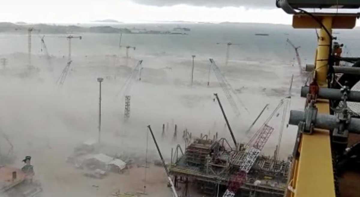 sandblasting saipem karimun Pencemaran udara diduga akibat sandblasting di area PT Saipem yang menjadi salah satu pemicu unjuk rasa warga Desa Pangke Barat, Kecamatan Meral, Kabupaten Karimun, Kepulauan Riau pada Senin (29/5/2023. (tangkapan layar video warga)