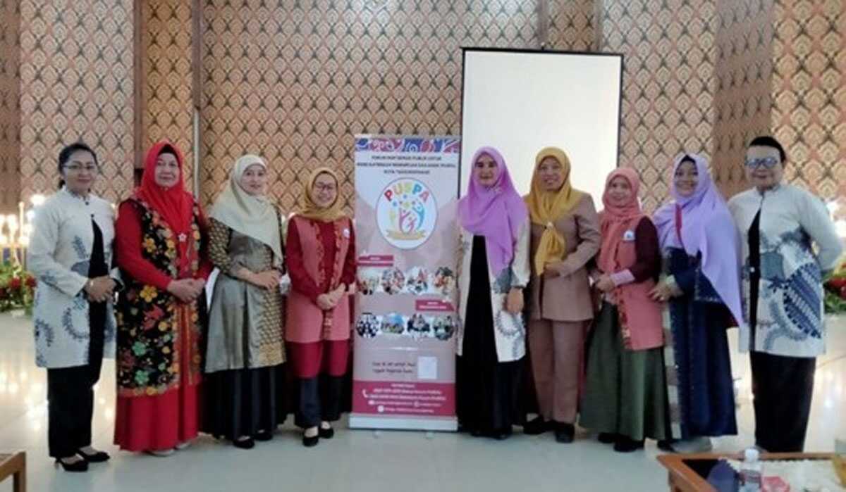 Peserta seminar Manajemen Stress Ibu Rumah Tangga berforto bersama jajaran GOW Tanjungpinang dan Forum Puspa Tanjungpinang usai acara, Selasa (23/5/2025). (kepri.siberindo.co)