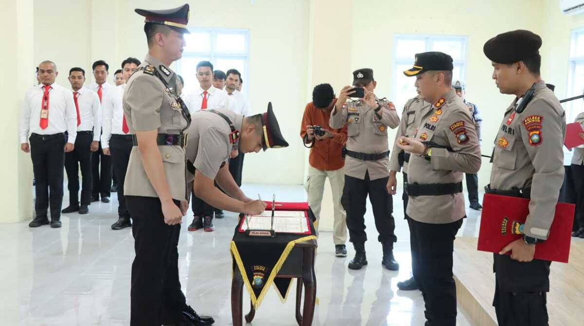 sertijab kabag ops kasat lantas polres karimun Penandatanganan berita acara serah terima jabatan Kabagops dan Kasat Lantas disaksikan Kapolres Karimun AKBP Ryky W Muharram di Mapolres Karimun, Senin (8/5/2023). (Dok. Humas Polres Karimun)