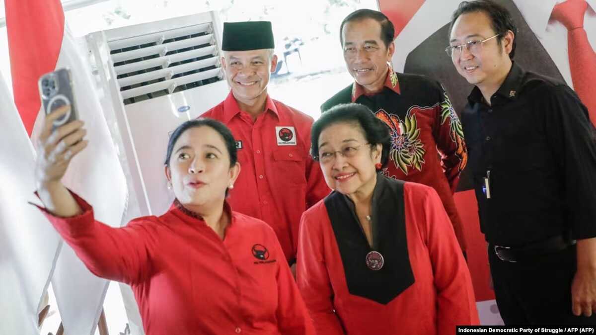 survei smrc ganjar Sejumlah tokoh PDIP: Puan Maharani, Megawati Soekarnoputri, Ganjar Pranowo, Presiden Joko Widodo dan Prananda Prabowo Suro berswafoto di Bogor pada 21 April , 2023. (PDIP via AFP)