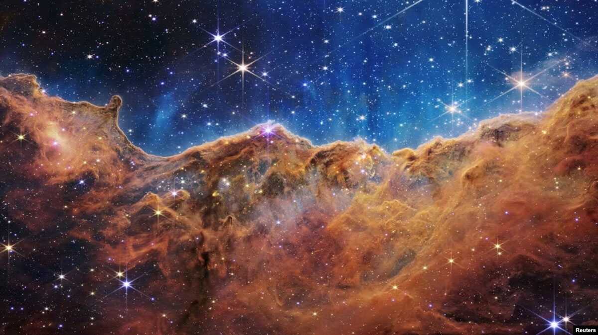 Ilustrasi - "Tebing Kosmik" Nebula Carina dengan data dari Teleskop Luar Angkasa James Webb NASA, 12 Juli 2022. (NASA, ESA, CSA, STScI, Webb ERO Production Team/Handout via REUTERS)