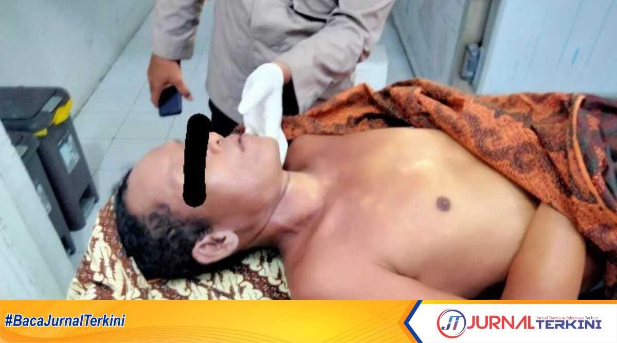 tewas di asahan Jenazah korban Adi Wijaya diperiksa tim medis, Senin (1/5/2023). (JurnalTerkini.id/rizki)