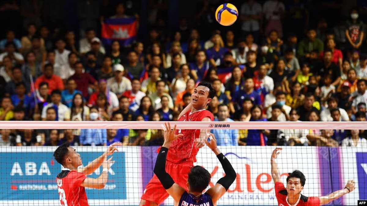 Pemain bola voli Indonesia Hendra Kurniawan tampak bersiap melesakkan pukulan ke arah tim Kamboja pada babak final bola voli putar SEA Games 2023 di Phnom Penh, Kamboja, pada 8 Mei 2023. (Foto: AFP/Nhac Nguyen)