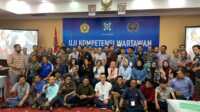 Anggota Dewan Pers Paulus Tri Agung Kristanto berfoto dengan para pengujI UKW dan para wartawan peserta UKW dalam acara penutupan di Tanjungpinang Kepri, Sabtu (6/5/2023).(Foto: LU UPNVY)