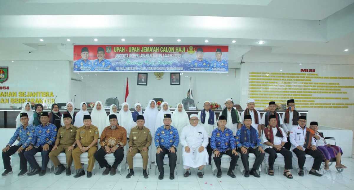 upah upah jamaah haji korpri asahan Bupati Asahan H Surya (6 kiri) berfoto pengurus Korpri dan jamaah calon haji usai acara upah upah di aula Melati Kantor Bupati Asahan, Selasa (23/5/2023). (foto istimewa)