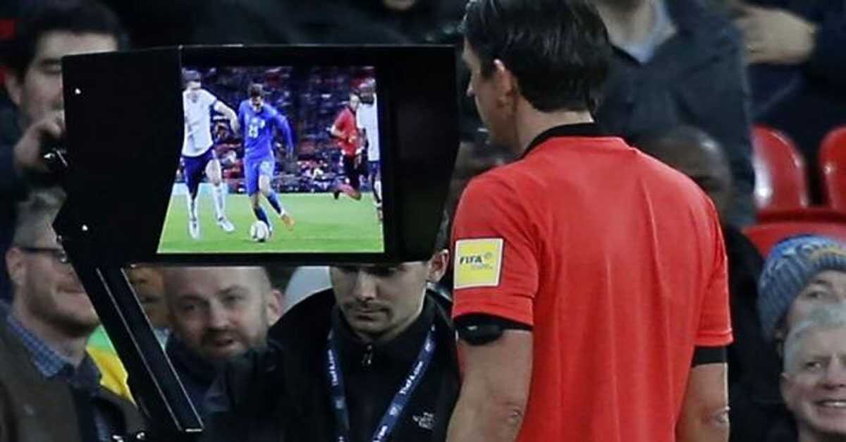 var pssi Wasit memeriksa VAR untuk menentukan keputusan yang akan diambilnya. (yahoo)