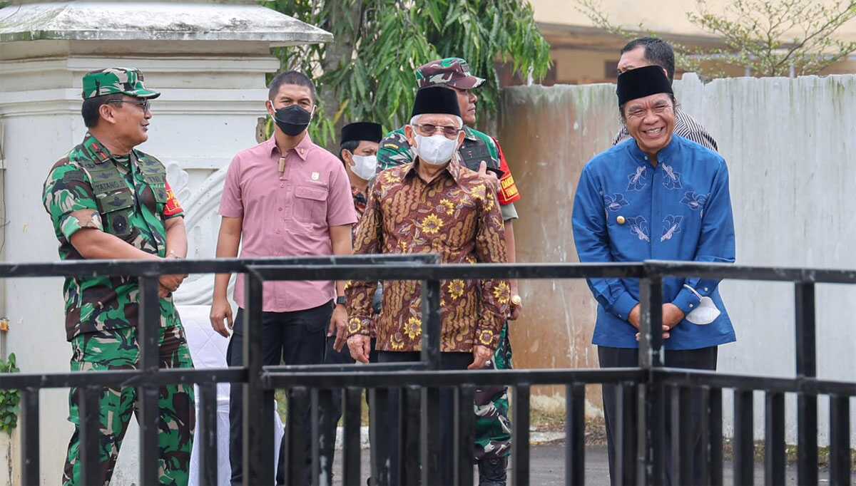 wapres maaruf amin ke serang banten Penjabat (Pj) Gubernur Banten Al Muktabar mendampingi Wakil Presiden KH Ma’ruf Amin di kediamannya Pondok Pesantren An-Nawawi, Kecamatan Tanara, Kabupaten Serang, Kamis (18/5/2023). (banten.siberindo.co)
