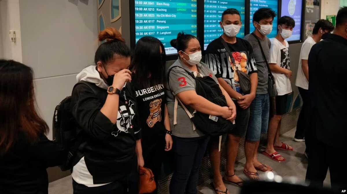 wni tipuan online di kamboja Warga Malaysia yang berhasil diselamatkan dari pedagang manusia di Kamboja tiba di Bandara Kuala Lumpur di Sepang, 6 Oktober 2022. Kasus online scam atau tipuan daring sudah menjadi masalah regional dengan korban berasal dari berbagai negara, termasuk Indonesia. (Foto: AP)