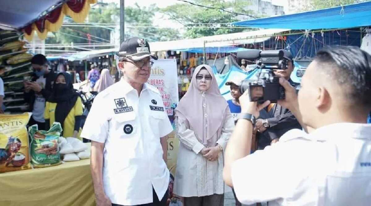 Bupati Inhil HM Wardan diwawancara jurnalis usai menyambangi operasi pasar di lapangan Gajah Mada, Tembilahan, Rabu (12/4/2023). (JurnalTerkini.id/abdullah)