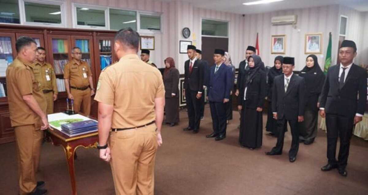 Bupati Natuna lantik pejabat fungsional Bupati Natuna, Wan Siswandi saat melantik ASN menjadi Jabatan fungsional di Kantor Bupati Natuna, Selasa 27 Juni 2024. (Dok. Diskominfo Natuna)