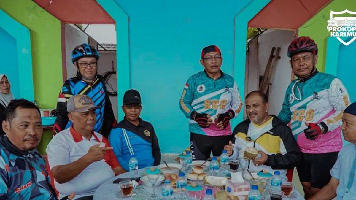 Bupati pesta durian di kundur Bupati Karimun Aunur Rafiq (3 kanan) bersama komunitas pesepeda menikmati durian usai kegiatan Gowes Bersepeda di Pulau Kundur, Minggu (5/6/2023). (dok. Propokopim Karimun)
