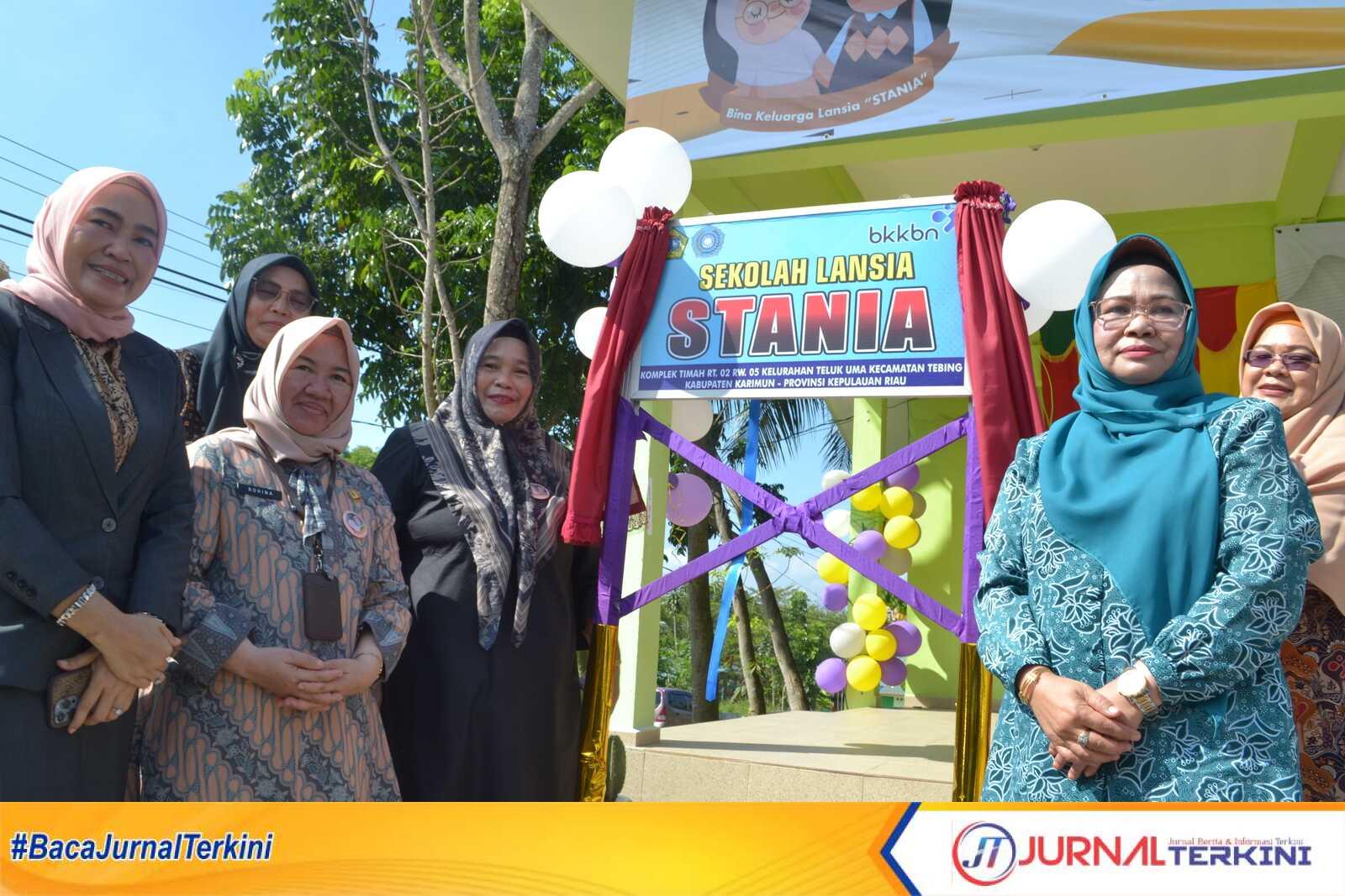 DSC_3117 Ketua Tim Penggerak (TP) PKK Karimun, Raja Azmah Aunur Rafiq meresmikan Sekolah Lansia Stania di Komplek Timah, Teluk Uma, Kecamatan Tebing, Selasa (20/6/2023) pagi. (JurnalTerkini.id/yogi)
