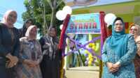 Ketua Tim Penggerak (TP) PKK Karimun, Raja Azmah Aunur Rafiq meresmikan Sekolah Lansia Stania di Komplek Timah, Teluk Uma, Kecamatan Tebing, Selasa (20/6/2023) pagi. (JurnalTerkini.id/yogi)