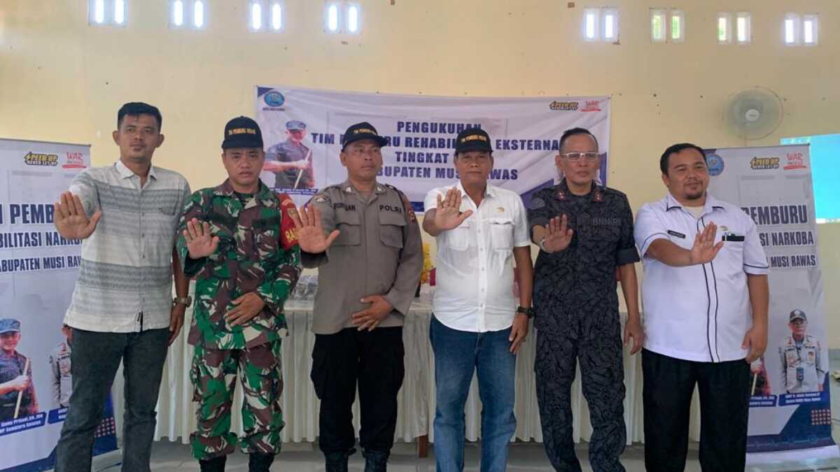 Kepala BNNK Musi Rawas AKBP Abdul Rahman (3 kanan) dan pejabat terkait berfoto usai pengukuhan Desa Karang Panggung sebagai desa percontohan dalam memberantas narkoba, Selasa (30/5/2023). (foto istimewa)