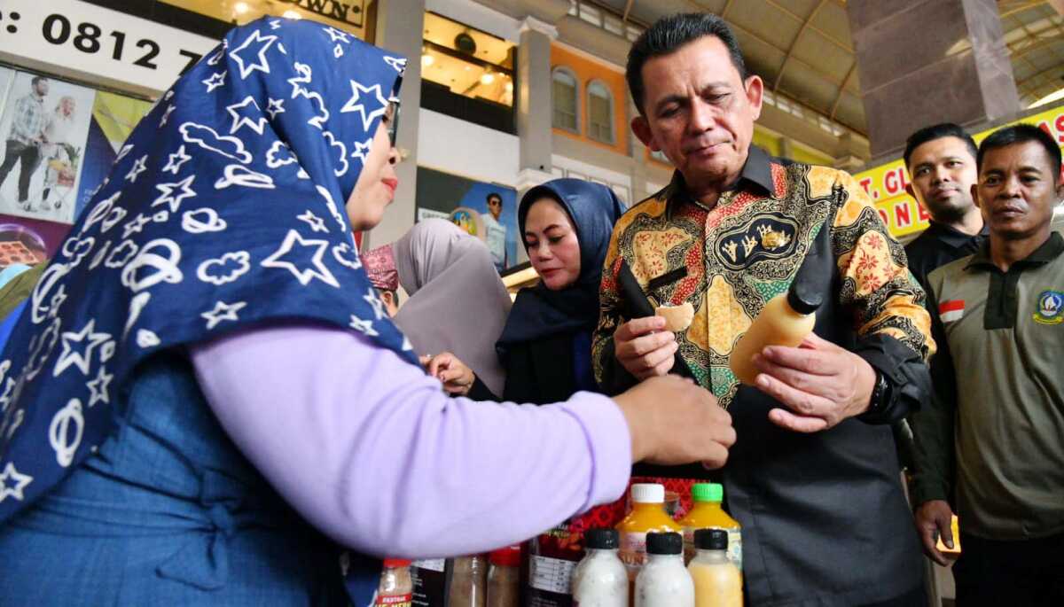 Expo Produk Koperasi Indonesia-Malaysia Gubernur Kepri Ansar Ahmad meninjau produk koperasi usai membuka pameran Expo Produk Koperasi Indonesia-Malaysia l 2023, di Atrium Pusat Perbelanjaan Nagoya Hill Kota Batam, Jumat (23/6/203). (Diskominfo Kepri)