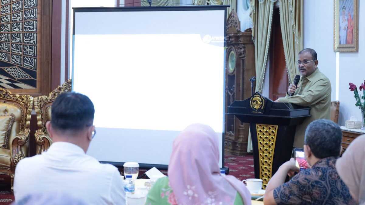 Bupati Karimun Aunur Rafiq memaparkan persiapan jelang kunjungan Presiden dalam dalam rapat koordinasi di rumah dinas Bupati Karimun, Senin (5/6/2023). (Dok. diskominfo Karimun)