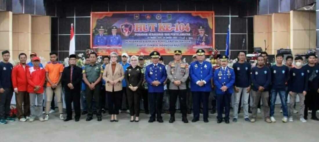 HUT Damkar Inhil ke-104 Bupati Inhil HM Wardan bersama sejumlah pejabat berfoto bersama usai acara HUT Damkar ke-105, di Gedung Engku Kelana Tembilahan, Rabu (15/3/2023). (Dok. Diskominfo Inhil)