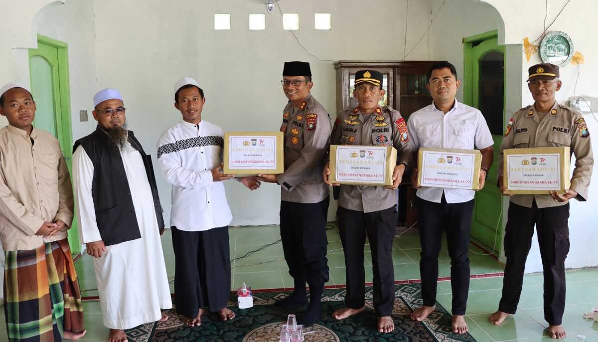 Hari Bhayangkaran Polres Natuna Kapolres Natuna AKBP Nanang Budi Santosa, S.I.K memberikan bantuan sosial kepada Ponpes Fastabiqul Khoirot Desa Kelanga, Rabu (14/6/2023). (Dok. Humas Polres Natuna)