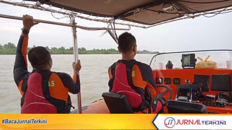 Tim Basarnas melakukan pencarian terhadap seorang nelayan yang dilaporkan hilang saat melaut di Perairan Pulau Rukau, Minggu (11/6/2023) (Dokumentasi Pribadi)