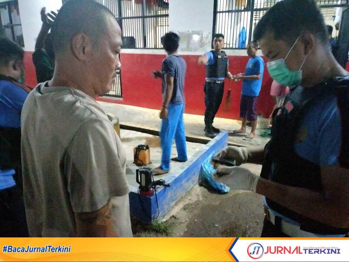 Petugas Rutan Karimun memeriksa barang-barang warga binaan dalam sidak yang digelar Rabu (31/5/2023). (JurnalTerkini.id/Yogi)