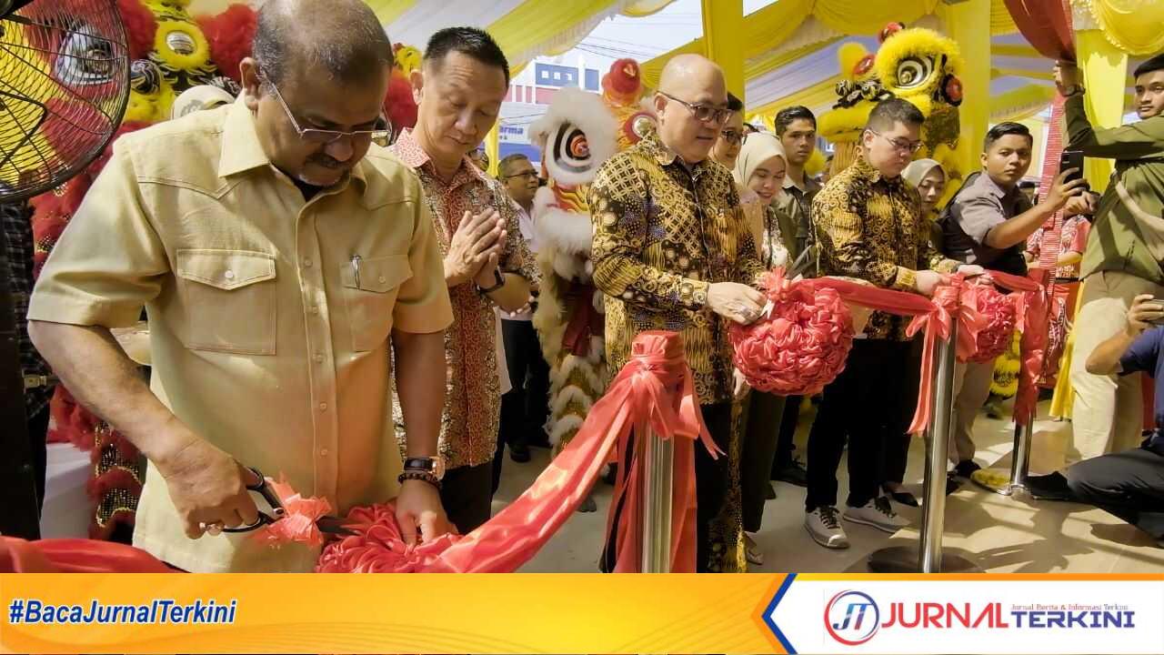 Bupati Karimun Aunur Rafiq didampingi anggota DPRD Karimun Herman Akham (2 kiri), Direktur PT Sinar Suman Pryanto, Supriyanto (3 kiri) menggunting pita peresmian kantor baru perusahaan developer Sinar Suman Pryanto di Jalan Raja Oesman, Batu Lipai, Baran Timur, Kecamatan Meral, Jumat (2/6/2023). (Dokumentasi Pribadi)