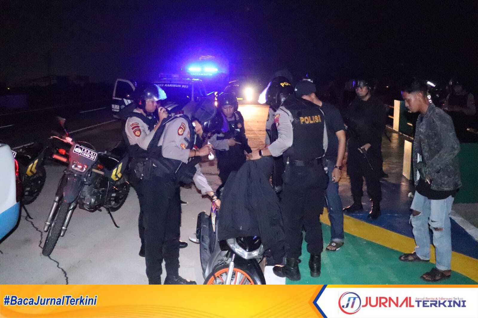 Personel Polres Karimun menggelar patroli balap liar Sabtu (3/4/2023) malam. (foto Humas Polres Karimun)