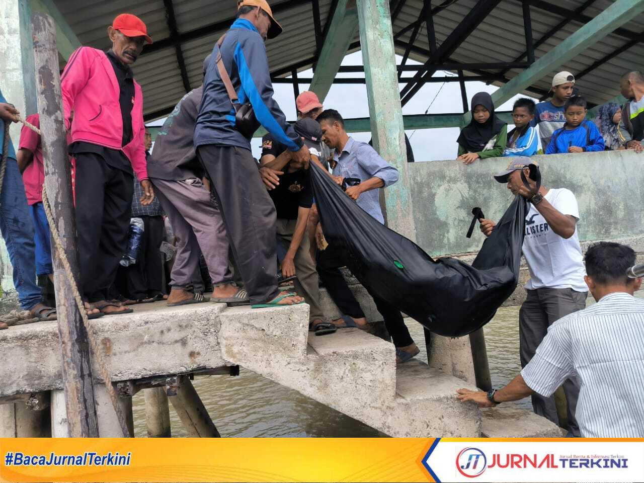 Jenazah Husaini, nelayan asal Durai Karimun yan dikabarkan hilang dievakuasi Tim SAR, Rabu (14/6/2023). (Dokumentasi Pribadi)