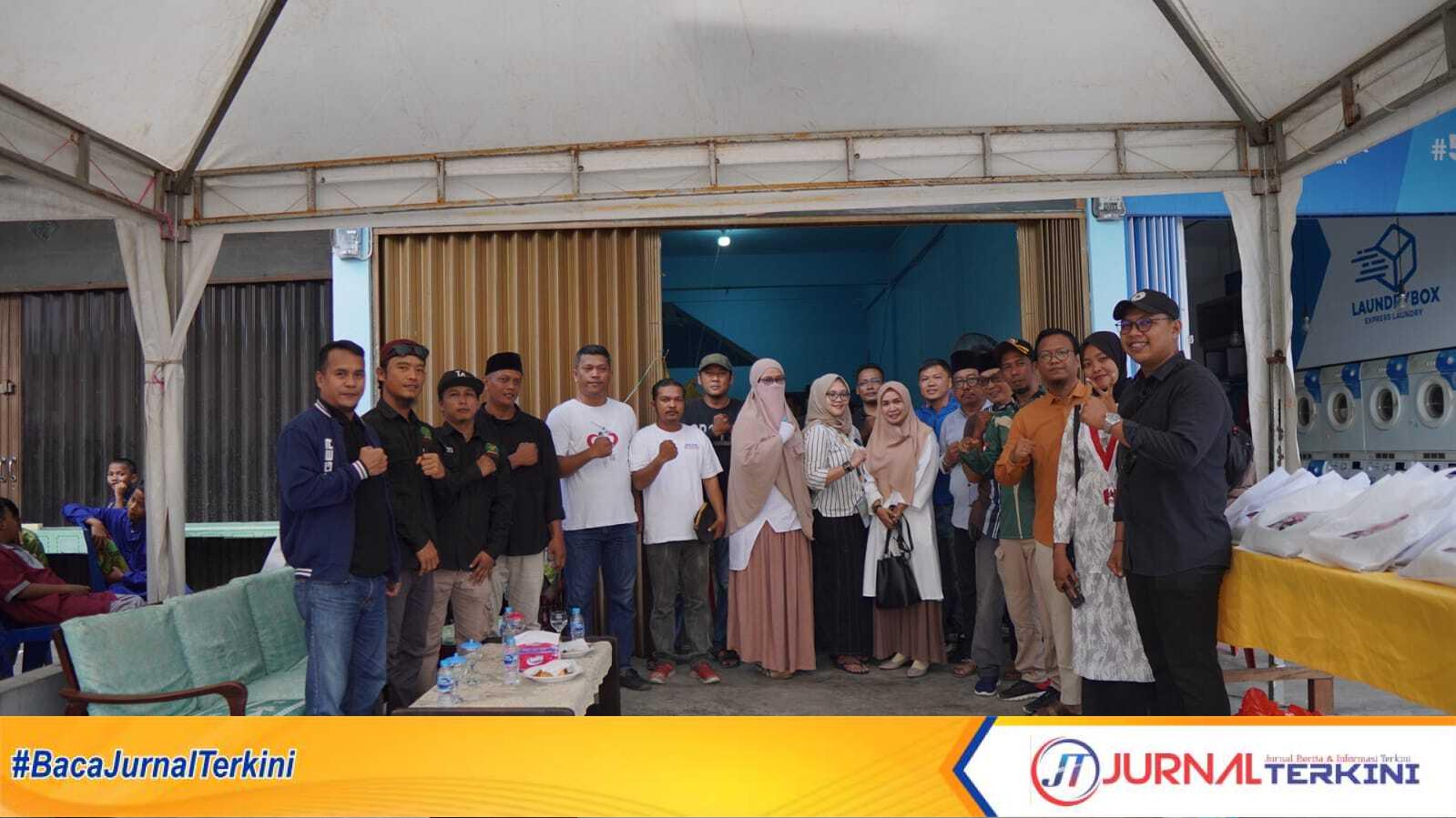 Pengurus Pameral berfoto bersama di sela kegiatan bakti sosial yang dipusatkan di sekretariat Pameral, Sungai Pasir, Kecamatan Meral, Kabupaten Karimun, Senin (19/6/2023). (JurnalTerkini.id/Yogi)