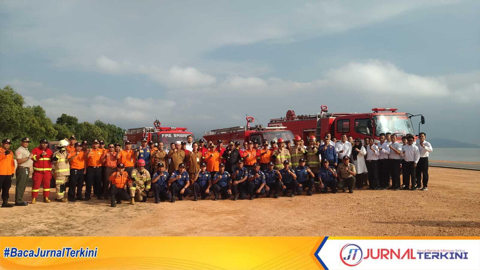 Bupati Karimun Aunur Rafiq berfoto bersama para pegawai yang mengikuti latihan penanganan kebakaran di Jembatan Kuning, Leho, Kecamatan Tebing, Selasa (20/6/2023). (JurnalTerkini.id/yogi)