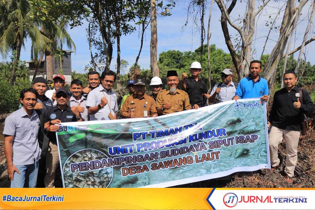 Perwakilan PT Timah Tbk, Camat Kundur Barat Khaidir dan Kepala Desa Sawang Laut Jefrizal berfoto bersama Kelompok Nelayan Batu Tuan Desa Sawang Laut, Kecamatan Kundur Barat, Kabupaten Karimun yang mendapatkan pendampingan dalam mendorong kemandirian ekonomi masyarakat di lingkar tambang dengan melakukan pemberdayaan masyarakat berbasis potensi desa. (Dok. PT Timah Tbk)