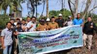 Perwakilan PT Timah Tbk, Camat Kundur Barat Khaidir dan Kepala Desa Sawang Laut Jefrizal berfoto bersama Kelompok Nelayan Batu Tuan Desa Sawang Laut, Kecamatan Kundur Barat, Kabupaten Karimun yang mendapatkan pendampingan dalam mendorong kemandirian ekonomi masyarakat di lingkar tambang dengan melakukan pemberdayaan masyarakat berbasis potensi desa. (Dok. PT Timah Tbk)