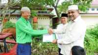 Bupati Karimun secara simbolis menyerahkan hewan kurban untuk disembelih dalam penyembelihan hewan kurban Idul Adha oleh Dinas Pekerjaan Umum dan Penataan Ruang Karimun, Jumat (30/6/2023) di Kantor Bupati Karimun. (JurnalTerkini.id/yogi)