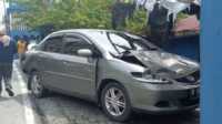 IMG_20230606_162343 Mobil Honda City rusak berat usai bertabrakan dengan truk bawa solar di kawasan lampu lalu lintas Jl Jend Ahmad Yani, Sungai Lakam Timur, Kabupaten Karimun, Kepulauan Riau, Selasa (6/6/2023). (JurnalTerkini.id/Yogi)