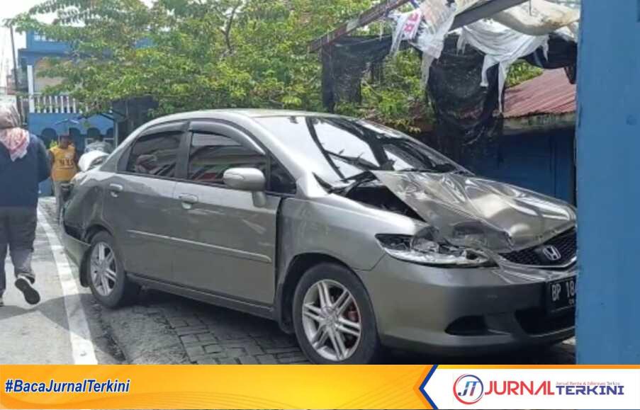Mobil Honda City rusak berat usai bertabrakan dengan truk bawa solar di kawasan lampu lalu lintas Jl Jend Ahmad Yani, Sungai Lakam Timur, Kabupaten Karimun, Kepulauan Riau, Selasa (6/6/2023). (JurnalTerkini.id/Yogi)