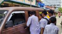 Sejumlah siswa di Tanjung Balai Karimun hendak naik angkot usai pulang sekolah, Rabu (7/6/2023). (JurnalTerkini.id/Yogi)