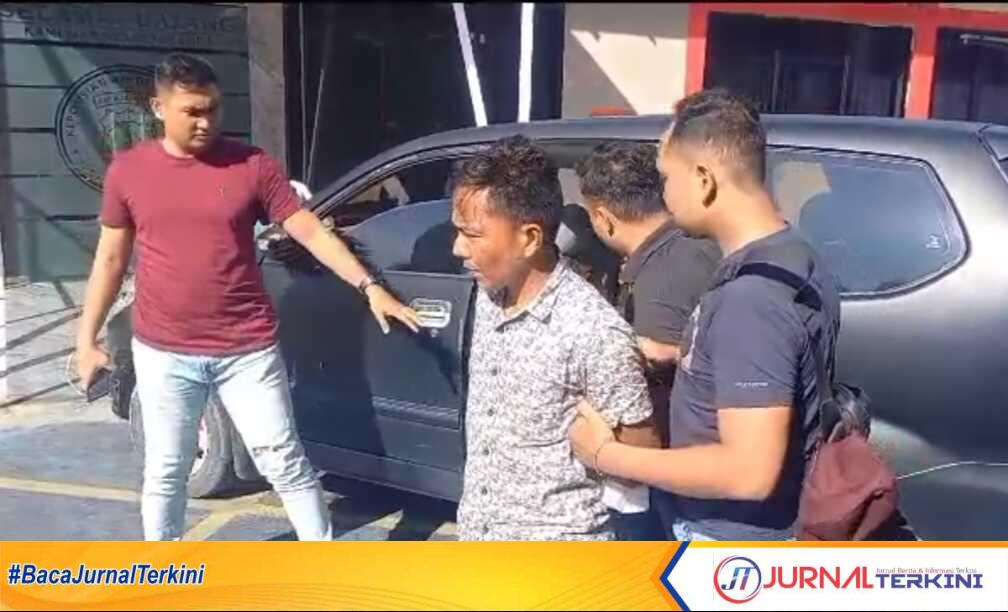 S, tersangka kasus penikaman mantan istri digiring personel Satreskrim Polres Karimun menuju ruang penyidikan, Sabtu (10/6/2023). (JurnalTerkini.id/Yogi)