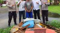 AS, tersangka pencuri scrap atau besi tua di tempat penampungan barang bekas Jl Poros Kecamatan Tebing setelah diamankan polisi, Senin (12/6/2023). (JurnalTerkini.id/Yogi)