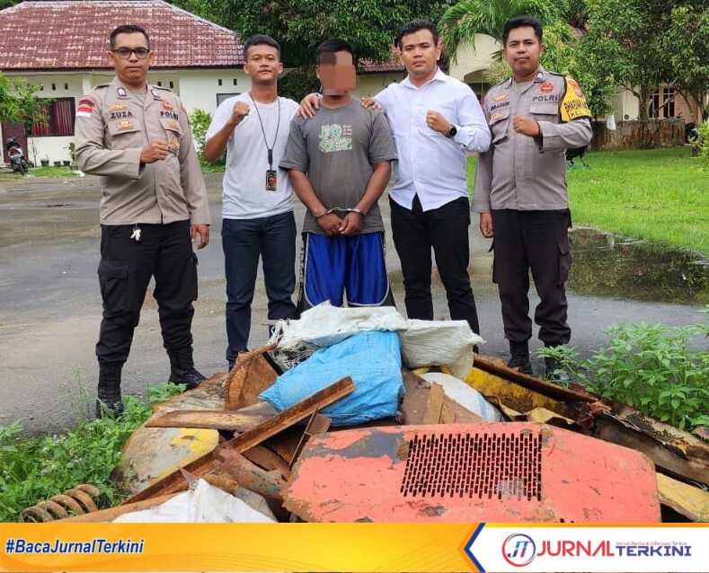 AS, tersangka pencuri scrap atau besi tua di tempat penampungan barang bekas Jl Poros Kecamatan Tebing setelah diamankan polisi, Senin (12/6/2023). (JurnalTerkini.id/Yogi)