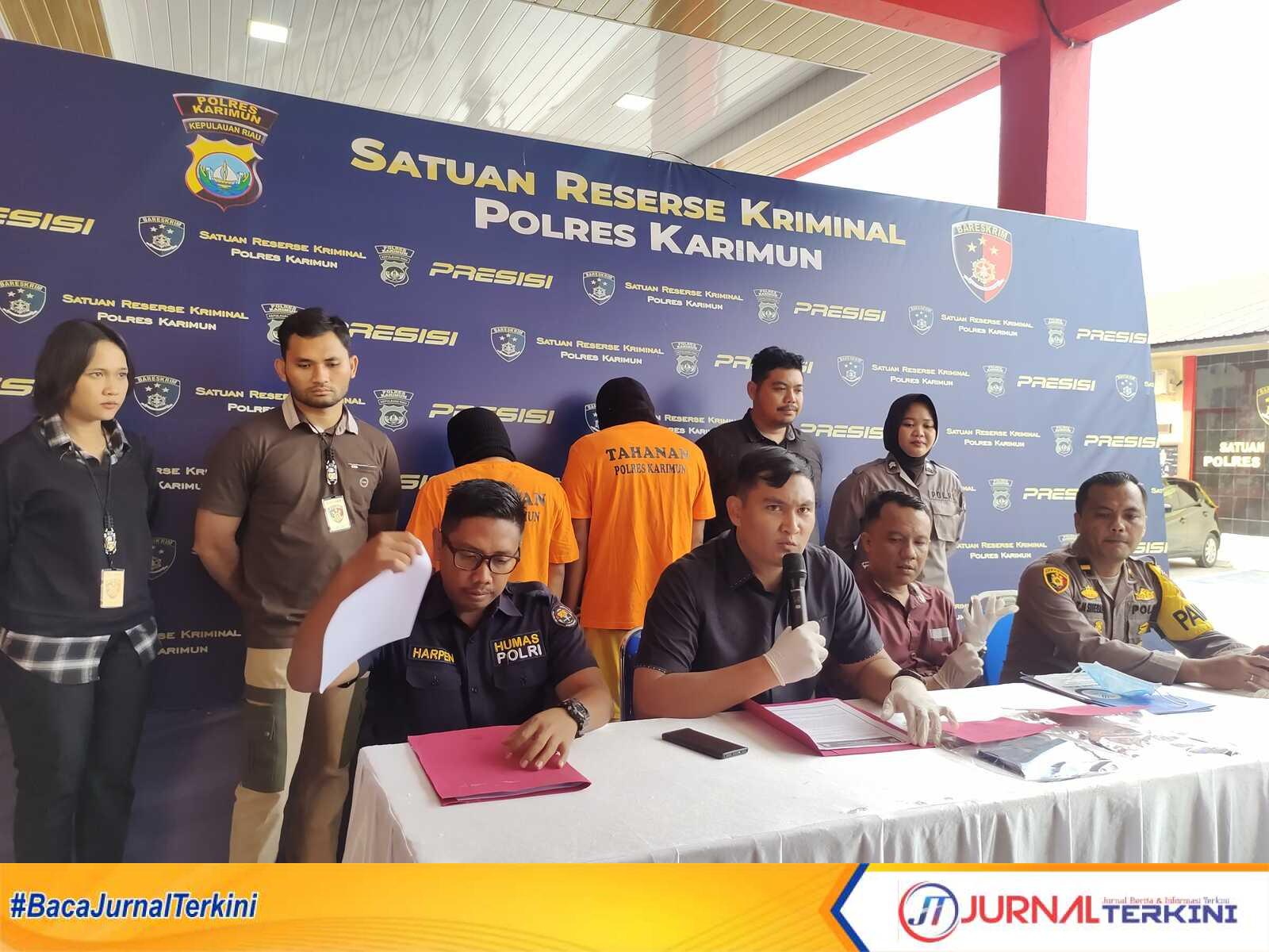 IMG_20230613_162240 Kasat Reskrim Polres Karimun Iptu Gidion Karo Sekali (2 kiri) memimpin konferensi pers pengungkapan kasus pengiriman PMI nonprosedural di Mapolres Karimun, Selasa (13/6/2023). (JurnalTerkini.id/Yogi)