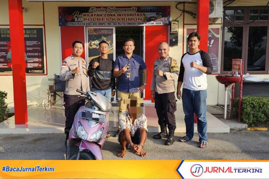 Tersangka pembobol rumah warga (jongkok) yang diamankan Polsek Tebing setelah dibawa ke Mapolsek, Sabtu (17/6/2023). (JurnalTerkini.id/Yogi)