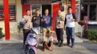 Tersangka pembobol rumah warga (jongkok) yang diamankan Polsek Tebing setelah dibawa ke Mapolsek, Sabtu (17/6/2023). (JurnalTerkini.id/Yogi)