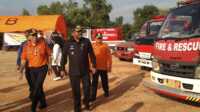 Bupati Karimun Aunur Rafiq bersama OPD terkait meninjau latihan penanganan kebakaran bagi perwakilan seluruh OPD di Jembatan Kuning, Leho, Kecamatan Tebing, Selasa (20/6/2023). (JurnalTerkini.id/yogi)