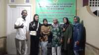 Sejumlah mahasiswa berpose di papan nama rumah tinggal gratis yang disiapkan Pemerintah Desa (Pemdes) Degong, Kecamatan Belat, Kabupaten Karimun, Kepulauan Riau di Perum Bumi Indah Jl.Kemuning Block C7, Batu Sepuluh, Kota Tanjungpinang. (Dokumentasi Pribadi)