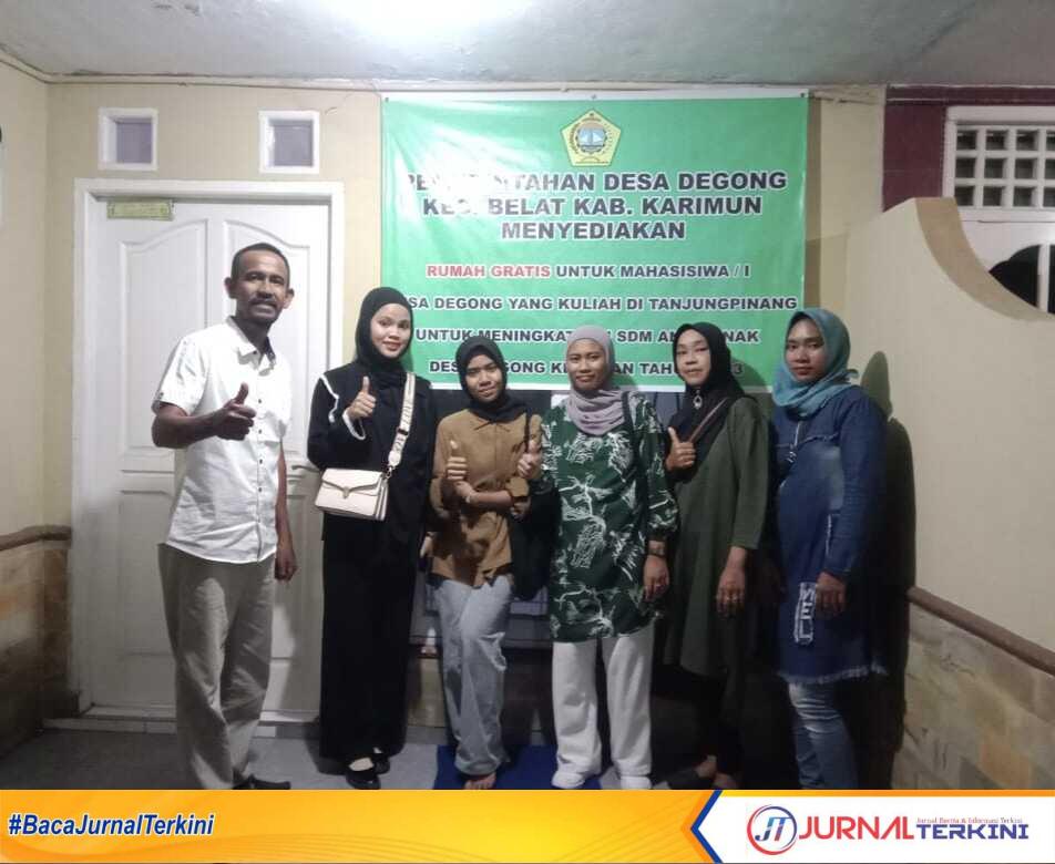 Sejumlah mahasiswa berpose di papan nama rumah tinggal gratis yang disiapkan Pemerintah Desa (Pemdes) Degong, Kecamatan Belat, Kabupaten Karimun, Kepulauan Riau di Perum Bumi Indah Jl.Kemuning Block C7, Batu Sepuluh, Kota Tanjungpinang. (Dokumentasi Pribadi)