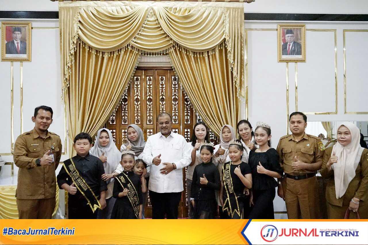 Bupati Karimun Dr H Aunur Rafiq S.Sos M.Si, di rumah dinasnya, Selasa (27/6/2023) berfoto bersama lima model batik asal Karimun yang akan berpartisipasi dalam Indonesia Fashion Parade dan Festival Model Batik Indonesia di Jakarta. (JurnalTerkini.id/Yogi)