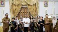 Bupati Karimun Dr H Aunur Rafiq S.Sos M.Si, di rumah dinasnya, Selasa (27/6/2023) berfoto bersama lima model batik asal Karimun yang akan berpartisipasi dalam Indonesia Fashion Parade dan Festival Model Batik Indonesia di Jakarta. (JurnalTerkini.id/Yogi)