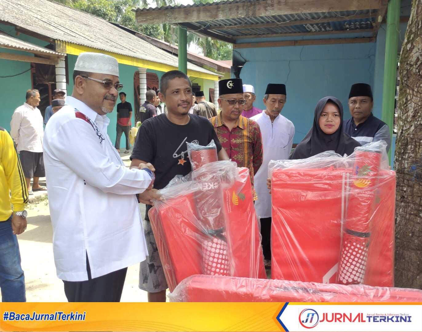 IMG_20230630_180840 Bupati Karimun Aunur Rafiq menyerahkan bantuan kepada korban musibah kebakaran di Kelurahan Sawang, Kundur Barat, Jumat (30/6/2023). (JurnalTerkini.id/Yogi)